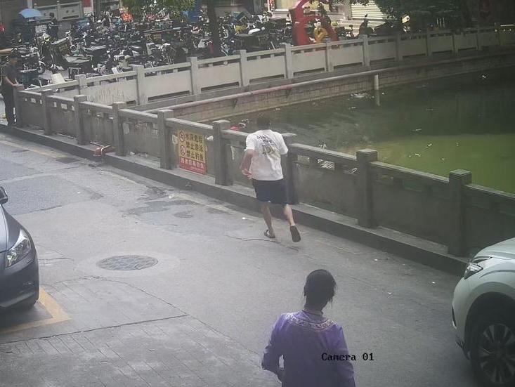  2分鐘救起兩名落水兒童！他說“只是做了應該做的事”